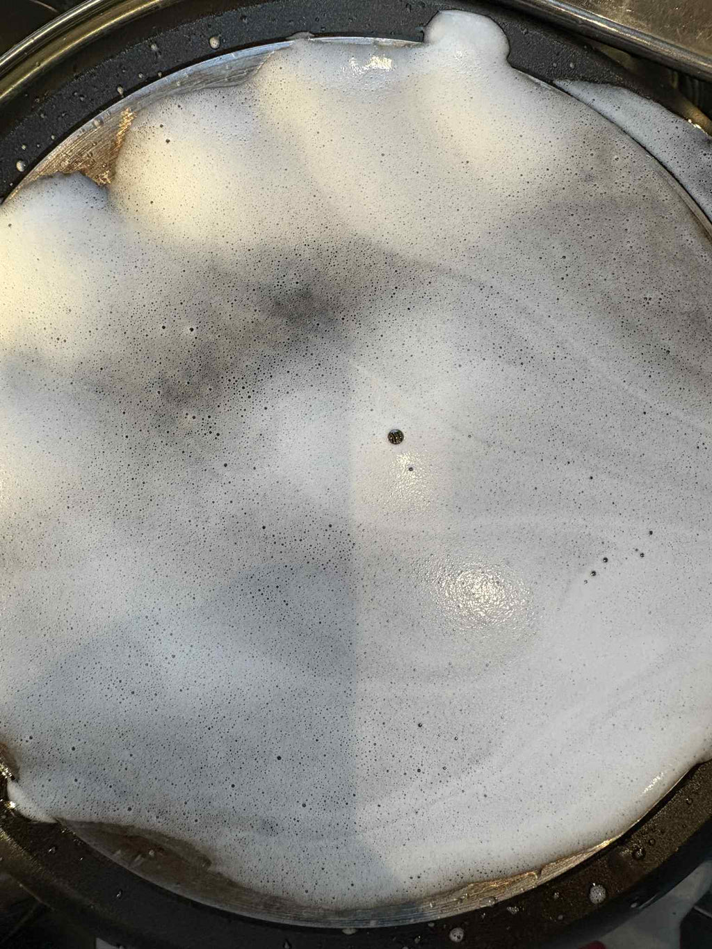 Czyszczenie patelni płynem nanomax - rozpuszczanie przypaleń i tłuszczu