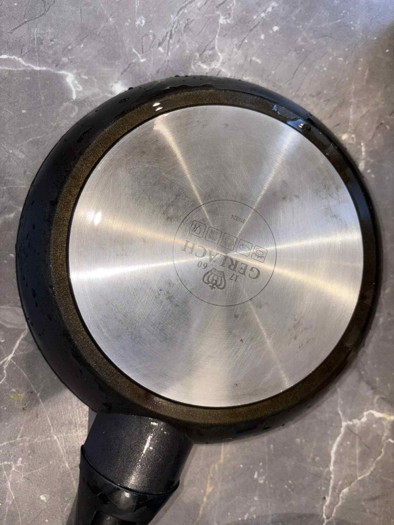 Czysta patelnia po nanomax - efekt profesjonalnego odtłuszczania bez smug